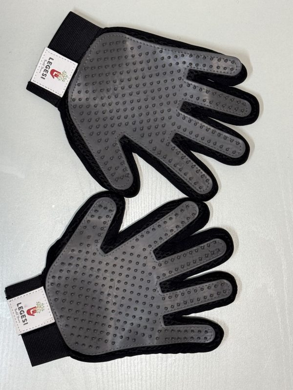 Deshedding glove for thick fur